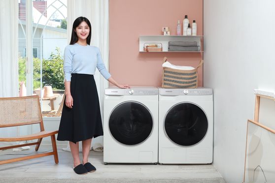 삼성전자 모델이 '그랑데 AI' 10kg 세탁기·9kg 건조기 신제품을 소개하고 있다. ⓒ삼성전자