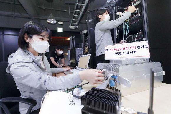 서울 우면동에 위치한 KT 융합기술원 5G 연구소에서 KT 연구원들이 5G 네트워크 장비를 테스트하고 있다.ⓒKT