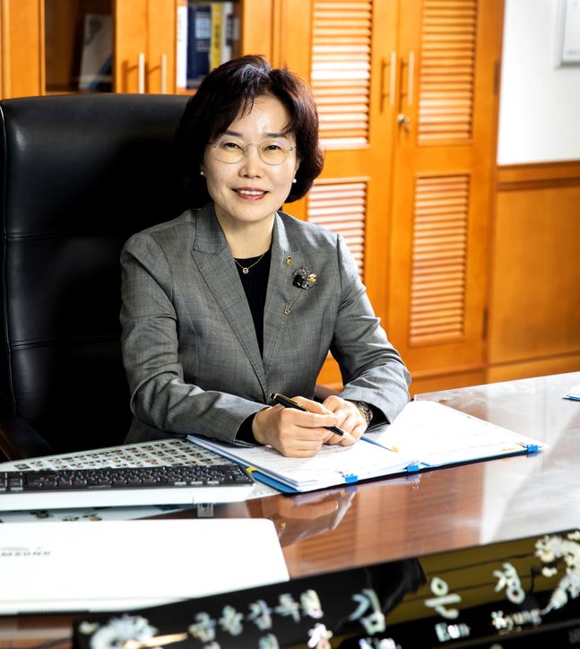 김은경 금융소비자보호처장(부원장)은 16일 EBN과의 대화에서 분쟁조정위원회의 라임 펀드 원금 전액 환급 권고와 관련해 "이 사안에는 자본시장법 대신 민법 논리를 적용했는데 민법상 착오에 의한 (펀드) 계약취소(전액반환)가