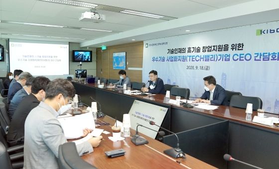 기술보증기금 김영춘 이사(오른쪽에서 두 번째)와 테크밸리 기업 5개사 대표가 간담회를 하고 있다.ⓒ기술보증기금