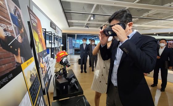 이재용 삼성전자 부회장이 지난 7월 삼성전자 경기 수원사업장에 위치한 'C랩 갤러리'를 찾아 '릴루미노' 기술을 체험하고 있다. ⓒ삼성전자