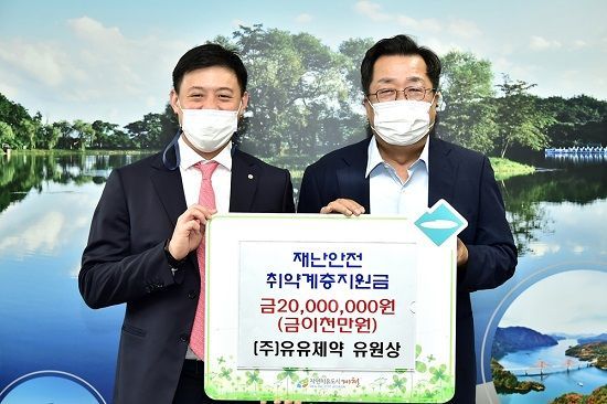 18일 유원상 유유제약 대표(왼쪽)와 이상천 충북 제천시장이 수재의연금 기부식에서 기념사진을 촬영하고 있다.ⓒ유유제약