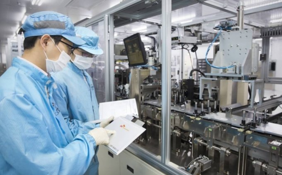 SK이노베이션 서산공장 전기차 배터리 생산라인에서 직원들이 배터리 셀을 검사하고 있다.