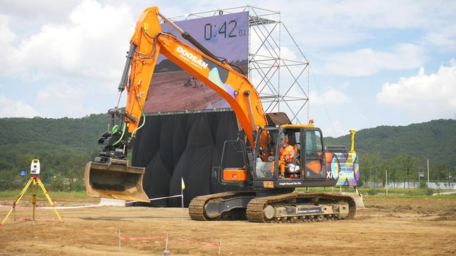 두산인프라코어가 ‘스마트건설 챌린지2020’ 대회의 ‘토공자동화 및 첨단측량’ 경연에 참가해 굴착기를 이용한 작업을 선보이고 있다.ⓒ두산인프라코어