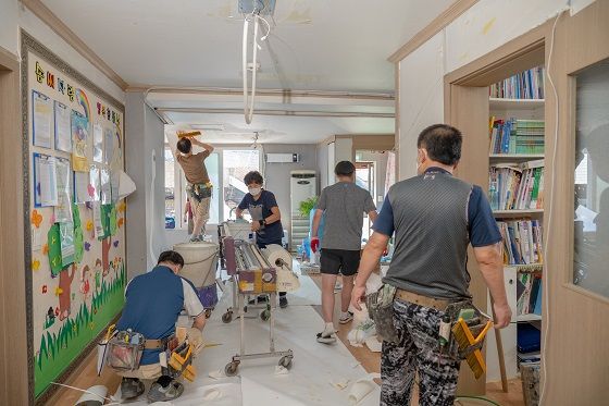 포스코건설 관계자들이 지난 18일 인천시 남동구 소재 행복한동산 지역아동센터 시설을 보수하고 있다.ⓒ포스코건설