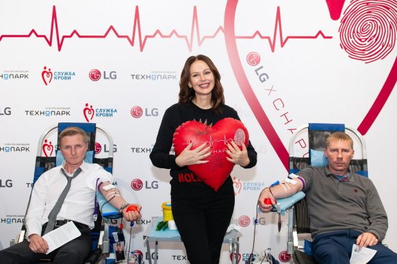 LG전자가 최근 러시아 모스크바에서 현지 가전제품 유통업체인 테크노파크와 함께 헌혈캠페인을 진행했다. 헌혈캠페인 참가자들이 기념촬영을 참여하고 있다.ⓒLG전자