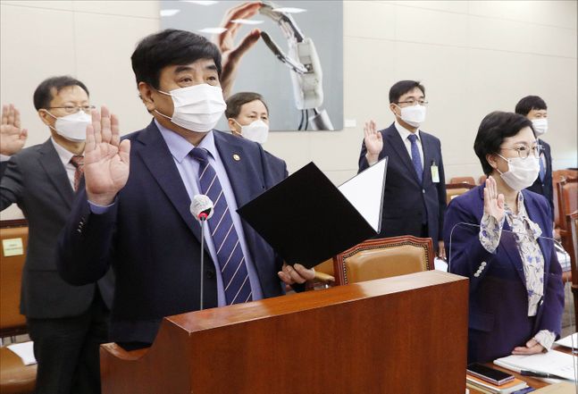 한상혁 방송통신위원장이 8일 오전 서울 여의도 국회에서 열린 국회 과학기술정보방송통신위원회의 방송통신위원회에 대한 2020년도 국정감사에서 선서를 하고 있다.ⓒ데일리안포토