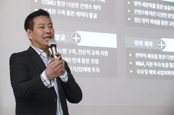 스토리위즈 전대진 대표가 사업전략 설명회에서 발표를 하고 있다.ⓒKT