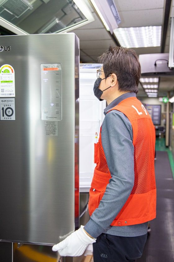 LG전자 직원이 16일 경남 창원시에 있는 냉장고 생산라인에서 'LG 디오스 김치톡톡' 스탠드형 모델을 생산하고 있다.ⓒLG전자