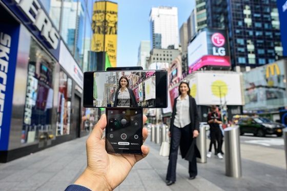 LG전자가 현지시간 15일 전략 스마트폰 ‘LG 윙(LG WING)’을 미국 시장에 본격 출시했다. 뉴욕 타임스스퀘어 광장에서 모델이 LG 윙을 소개하고 있다. ⓒLG전자