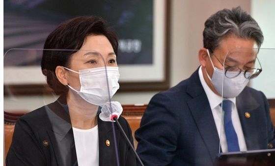 김현미 국토교통부 장관이 최근 국회에서 열린 국토위 전체회의에서 의원들 질의에 답변하고 있다. ⓒ데일리안DB