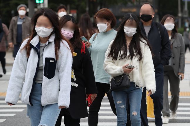 아침기온이 10도 이하로 떨어지며 올가을 들어 가장 쌀쌀한 날씨를 보인 15일 오전 서울 광화문네거리에 시민들이 출근을 하고 있다. ⓒ데일리안 류영주 기자