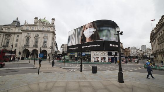 영국 런던 피카딜리 서커스 옥외 광고를 통해 진행 중인 '스마일 캠페인' ⓒ삼성전자