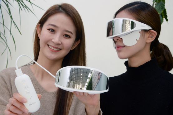 모델들이 눈가 전용 뷰티기기 'LG 프라엘 아이케어(EWN1)'를 소개하고 있다. ⓒLG전자