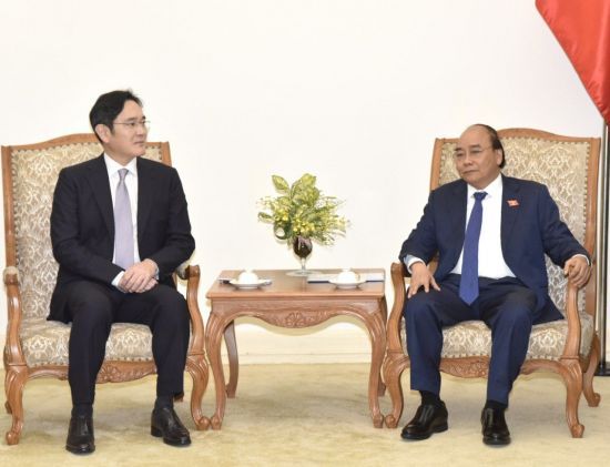이재용 삼성전자 부회장이 20일 베트남 하노이 총리실에서 응우옌 쑤언 푹 총리를 예방하고 협력 방안을 논의했다. ⓒ삼성전자