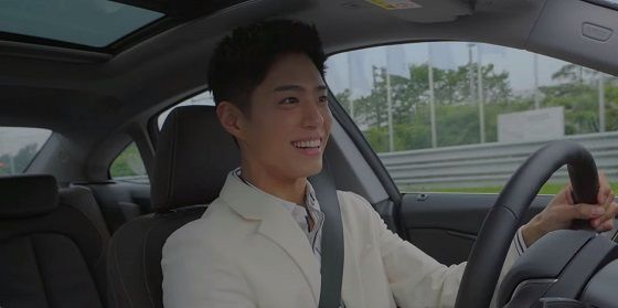tvN 청춘기록에서 뉴 2시리즈 그란쿠페를 운전하는 박보검 ⓒ넷플릭스 캡쳐