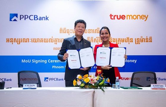 프놈펜상업은행(PPCBank)은 태국계 전자결제 업체 트루머니와 전자결제 대출 상환 업무협약을 맺었다.(왼쪽 신창무 프놈펜상업은행 은행장) ⓒJB금융지주
