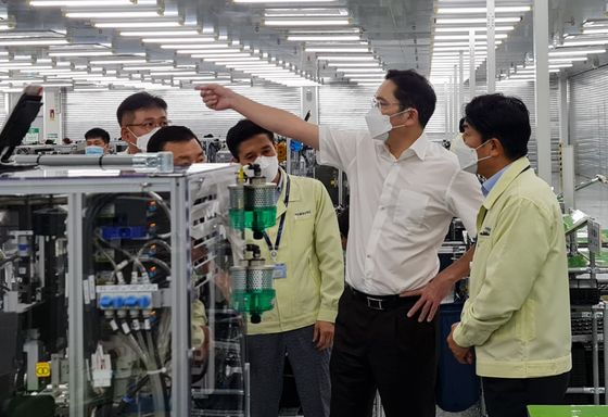 이재용 삼성전자 부회장이 베트남 하노이 인근에 위치한 삼성 복합단지를 찾아 스마트폰 생산공장 등을 점검하고 있다. ⓒ삼성전자