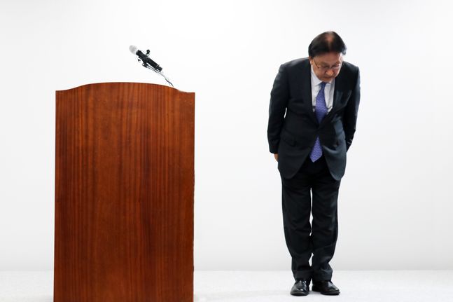 박근희 CJ대한통운 대표가 22일 서울 중구 태평로빌딩에서 기자회견을 열고 최근 잇따라 발생한 택배기사 사망에 대해 사과하고 있다.ⓒCJ대한통운