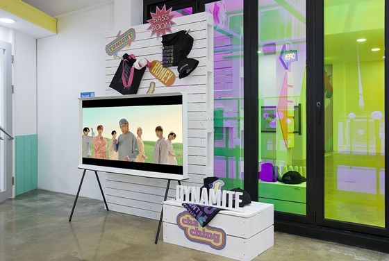 서울 가로수길에 위치한 방탄소년단 팝업스토어 'BTS POP-UP : MAP OF THE SOUL' 서울 쇼케이스에 설치된 삼성 '더 세리프' ⓒ삼성전자