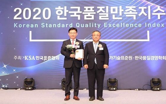 이철우 신도리코 홍보실 상무(왼쪽)이 2020 한국품질만족지수 시상에 참가한 뒤 이상진 한국표준협회 회장과 기념촬영을 하고 있다.ⓒ신도리코