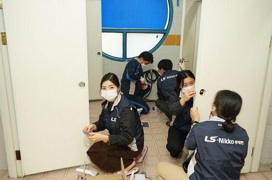 LS니꼬동제련 직원들이 27일 울산시 온산초등학교를 방문해 항균 구리 문손잡이를 설치하고 있다.ⓒLS니꼬동제련