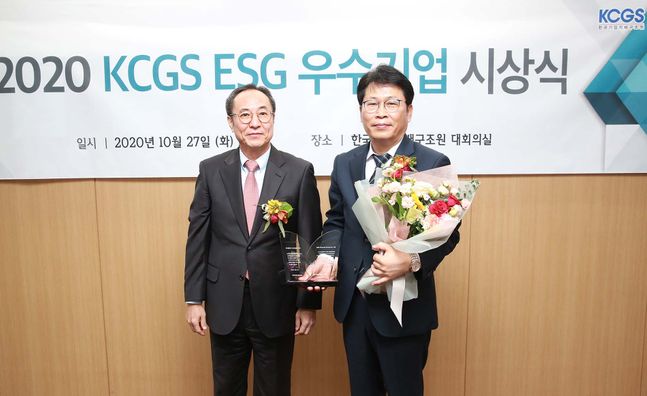 ESG 우수기업 시상 신진영 한국기업지배구조원장 최종호 DGB 상무. ⓒDGB