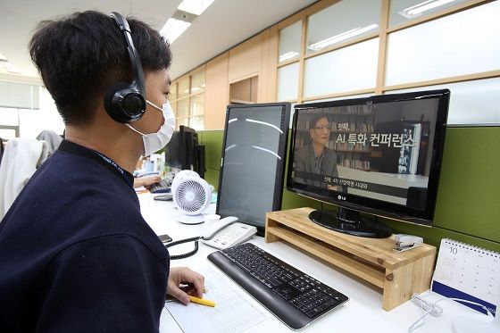 현대엔지니어링 한 직원이 지난 27일 서울시 계동 사옥에서 인공지능(AI) 기술 컨퍼런스를 온라인으로 시청하고 있는 모습.ⓒ현대엔지니어링