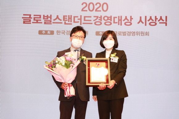kt service 남부 김현수 대표이사(왼쪽)가 ‘2020 글로벌스탠더드경영대상(GSMA, Global Standard Management Awards)’ 시상식에 참여하여 기념사진을 촬영하고 있다.ⓒkt service 남부