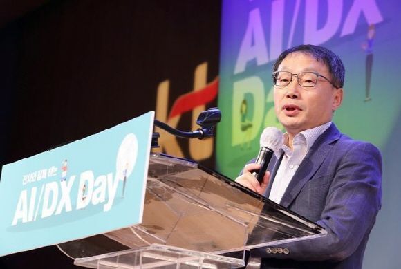 구현모 KT 대표가 지난 8월 7일 서울 종로구 광화문 KT스퀘어에서 열린 ‘AI·DX 데이’에서 ABC사업의 중요성과 추진방향에 대해 강조하고 있다.ⓒKT