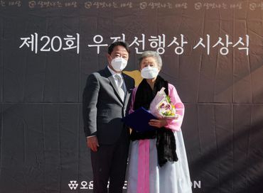이웅열 오운문화재단 이사장(왼쪽)과 대상 수상자 김은숙 씨(오른쪽)가 기념사진을 찍고 있다.ⓒ코오롱그룹