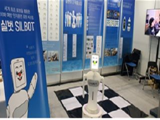 로보케어가 로봇월드 전시회에 출품 중인 치매 예방 로봇 실벗.ⓒ로보케어