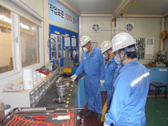 포스코 협력사인 코렘 직원들이 포항제철소 정비실에서 기관차 엔진정비 실습을 하고 있다.ⓒ포스코