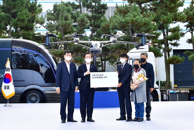 (왼쪽부터)이원희 현대자동차 사장, 성윤모 산업통상자원부 장관, 소형 전기트럭 1만 번째 고객 박해운씨와 부모님이 기념 촬영을 하고 있는 모습ⓒ현대차