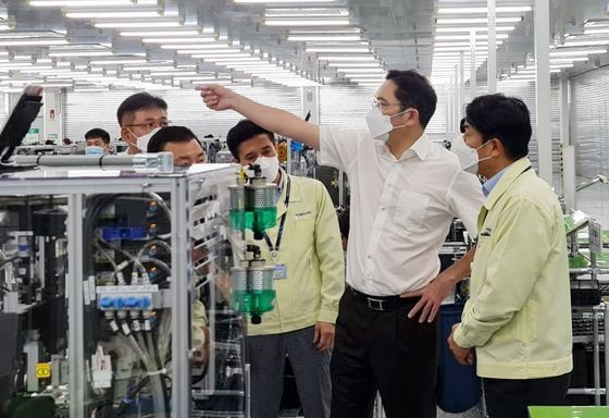 이재용 삼성전자 부회장이 지난 주 베트남 하노이 인근에 위치한 삼성 복합단지를 찾아 스마트폰 생산공장 등을 점검하고 있는 모습.ⓒ삼성전자