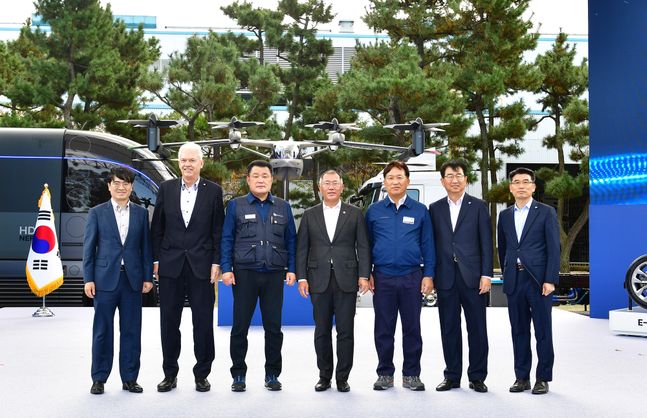 지난달 30일 현대차 울산공장에서 열린 ‘친환경 미래차 현장방문’ 행사 종료 후 현대차그룹 관계자들이 기념촬영을 갖고 있다. 사진 좌측부터 현대차 공영운 사장, 알버트 비어만 사장, 이상수 지부장, 정의선 회장, 하언태 사장, 이원희 사장, 기아차 송호성 사장.ⓒ현대차