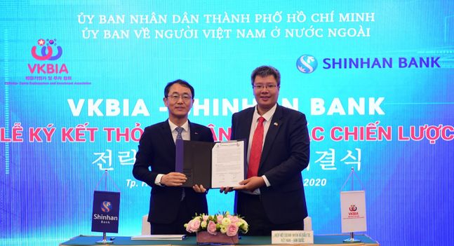 신한은행의 베트남 현지법인인 신한베트남은행은 베트남 호치민에서 베트남 주요 경제협력기구인 VKBIA(Vietnam-Korea Business and Investment Association)와 한국·베트남 비즈니스 협력 강화를 위한 업무협약을 체결했다.ⓒ신한은행