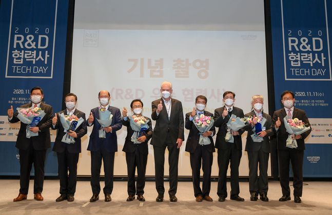 롤링힐스 호텔(경기도 화성시 소재)에서 열린 '2020 R&D 협력사 테크데이’ 행사에서 우수 협력사로 선정된 업체 관계자들과 기념 촬영을 하는 모습. (사진 왼쪽부터) 대한솔루션 권충호 사장, 경신 황정렬 사장, 대철 엄경록 사장, 대동도어 임계택 사장, 현대·기아자동차 연구개발본부 본부장 알버트 비어만 사장, 에스엘 박흔철 부사장, 한국단자 이원준 사장, 두원공조 성기천 사장ⓒ현대기아차