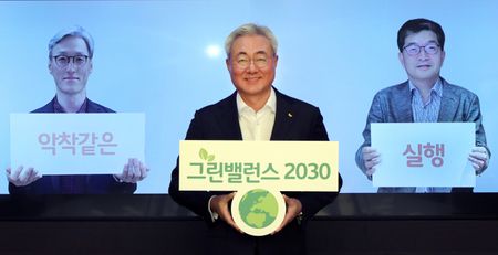 SK이노베이션 계열CEO(왼쪽부터 SK에너지 조경목 사장, SK이노베이션 김준 총괄사장, SK종합화학 나경수 사장)이 '그린밸런스2030' 실행의지를 다지고 있다.ⓒSK이노베이션