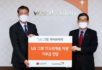 11월 20일 서울 여의도 월드비전 사옥에서 LG전자 한국HE마케팅담당 손대기 상무(왼쪽), 한국월드비전 양호승 회장이 참석한 가운데 IT 소외계층을 위한 LG 그램 기부금 전달 행사를 진행했다. ⓒLG전자