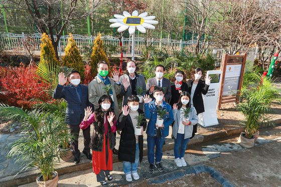 포르쉐코리아가 경기도 성남시 판교 초등학교에 '포르쉐 드림 서클(Porsche Dream Circle)'을 오픈한 가운데 관계자들과 아이들이 기념촬영을 하고 있다. ⓒ포르쉐코리아