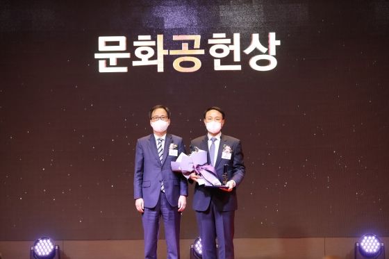 신한카드는 서울 여의도 글래드호텔에서 열린 제21회 메세나대상 시상식에서 문화공헌상을 수상했다고 2일 밝혔다. 김영수 문화체육관광부 예술정책관(왼쪽)과 문동권 신한카드 경영기획그룹장이 기념사진을 찍고 있다.ⓒ신한카드