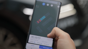 LG유플러스 관계자가 모바일 앱을 통해 A1을 인근 주차장 빈 자리로 자율주차 보내는 화면.ⓒLG유플러스