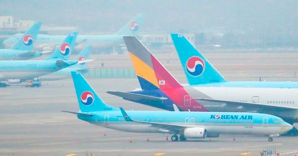 인천국제공항 주기장에 나란히 서 있는 대한항공과 아시아나항공 여객기.ⓒ연합뉴스