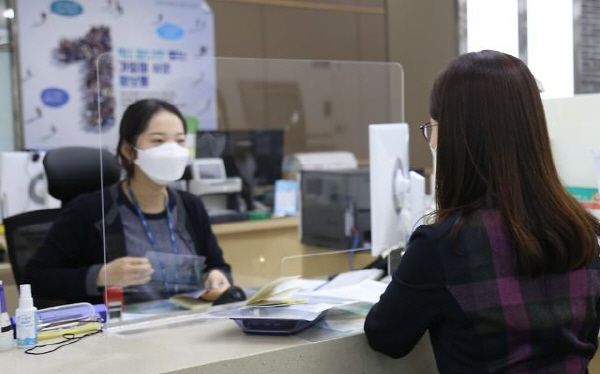 은행연합회는 정부의 '연말연시 특별방역 강화 대책'에 맞춰 28일 월요일부터 '은행 영업점 사회적 거리두기 강화'를 추진한다.ⓒNH농협은행