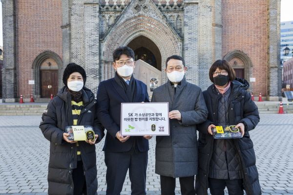 SK가 한마음한몸 운동본부의 노숙인을 위한 무료급식소인 명동밥집, 회현동 골목상점 연합체인 남촌상인회과 '소상공인 온기 배달 프로젝트'를 시작한다. (사진 왼쪽부터) 남촌상인회 윤남순 회장, SK수펙스추구협의회 이형희 SV위원장, 한마음한몸 운동본부장 김정환 신부, 남촌상인회 김지영 부회장 ⓒSK