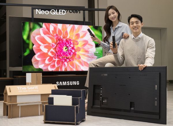 삼성전자 모델이 수원 삼성 디지털시티에서 신제품 'Neo QLED TV'와 새롭게 적용된 솔라셀 리모컨과 에코 패키지를 소개하는 모습