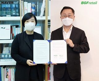 한성숙 네이버 대표(왼쪽)과 이건준 BFG리테일 대표가 21일 온라인과 오프라인 분야에서 양사가 가진 역량을 결합해 새로운 서비스 경험을 제공하자는 취지 아래 비대면 업무협약(MOU)를 체결했다.ⓒ네이버