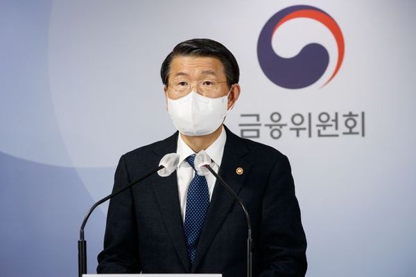 은성수 금융위원장이 3일 서울 종로구 정부서울청사 합동브리핑실에서 공매도 부분적 재개 관련 내용을 발표하고 있다. ⓒ금융위원회