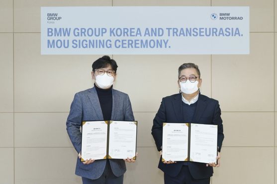 이상훈 BMW 모토라드 총괄 이사(좌측)와 나호주 트랜스유라시아 상임위원장이 기념사진을 찍고 있다. ⓒBMW